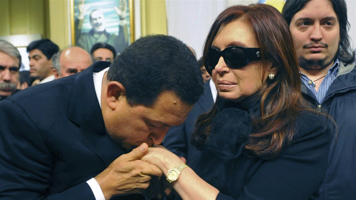 Hugo Chavez baise la main de la présidente de l'Argentine Cristina Kirchner lors du décès de son mari, l'ex-président Nestor Kirchner, en 2010