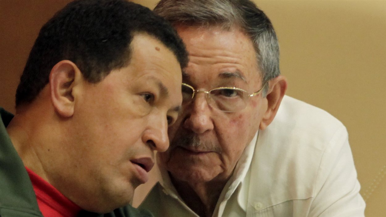 Hugo Chavez et Raul Castro en 2009, à La Havane,  lors du sommet de l'ALBA, l'Alternative bolivarienne pour les Amériques.  
