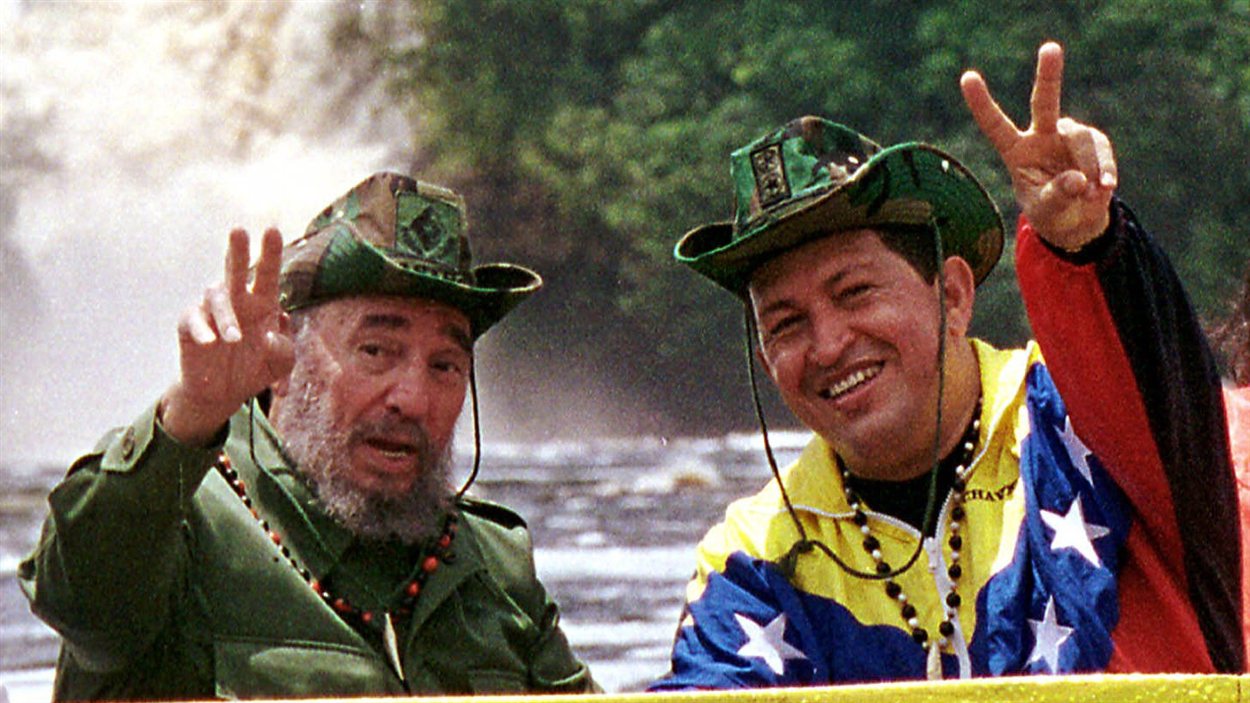 Hugo Chavez et Fidel Castro  à bord d'un canoe dans un parc du Venezuela en 2001.