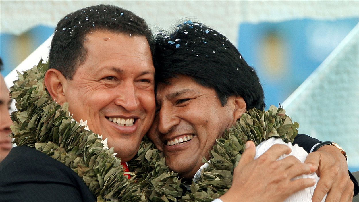 Le président Hugo Chavez et un complice politique, le président de Bolivie, Evo Morales en 2006.
