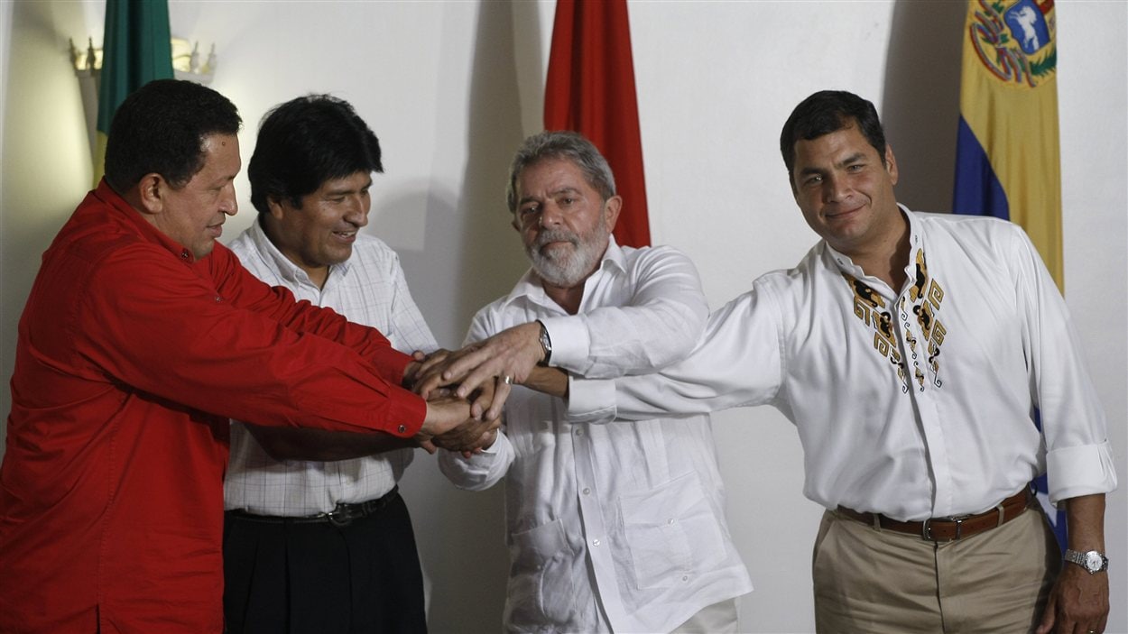 Le président Hugo Chavez avec le président bolivien Evo Morales, le président du Brésil, Lula da Silva et le président de l'Équateur Rafael Correa en 2008.