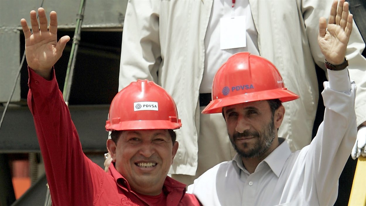 En 2006, Hugo Chavez avec le président iranien Mahmoud Ahmadinejad en visite au Venezuela.