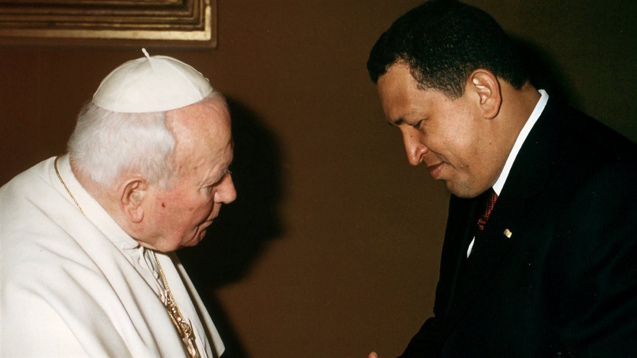 En 2001, Hugo Chavez s'entretient avec le pape Jean-Paul ll lors d'une audience privée au Vatican.