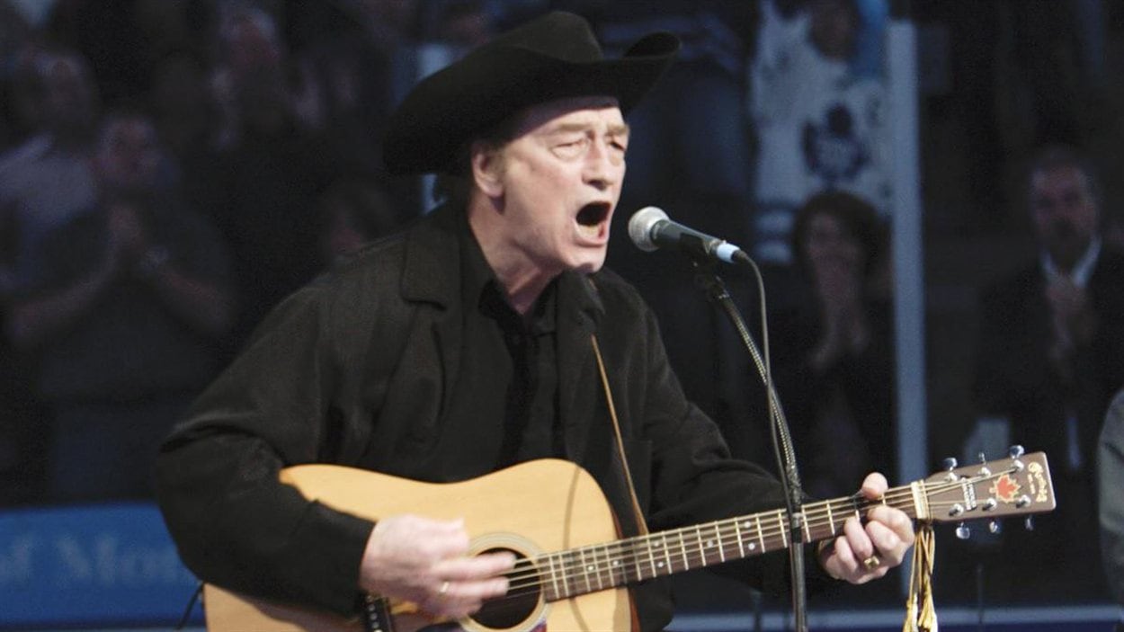 Stompin' Tom Connors chantant avant un match des Maple Leafs à Toronto, en octobre 2005.