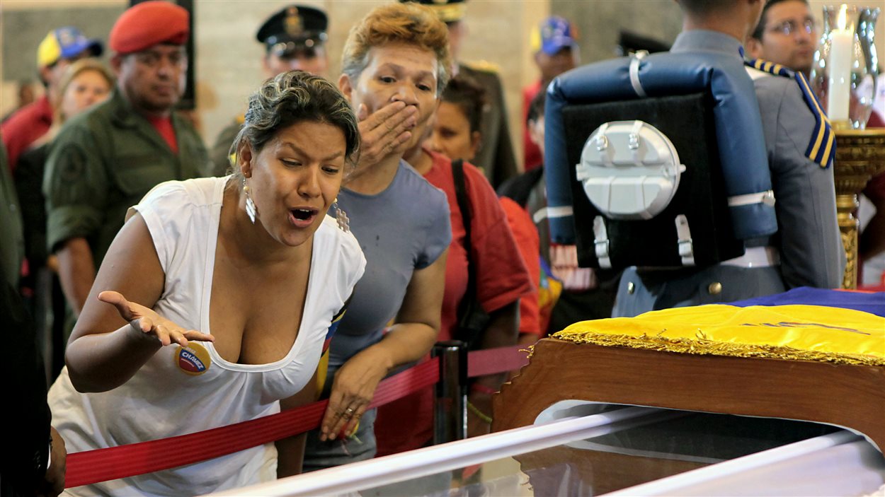 Une femme réagit avec émotion devant le cercueil d'Hugo Chavez.