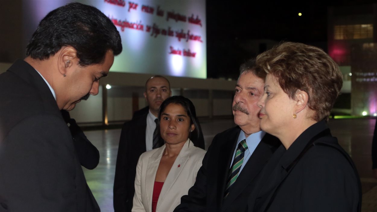 L'ancien président brésilien Lula Da Silva et la présidente brésilienne actuelle Dilma Roussef parlent avec le vice-président vénézuélien Nicolas Maduro.