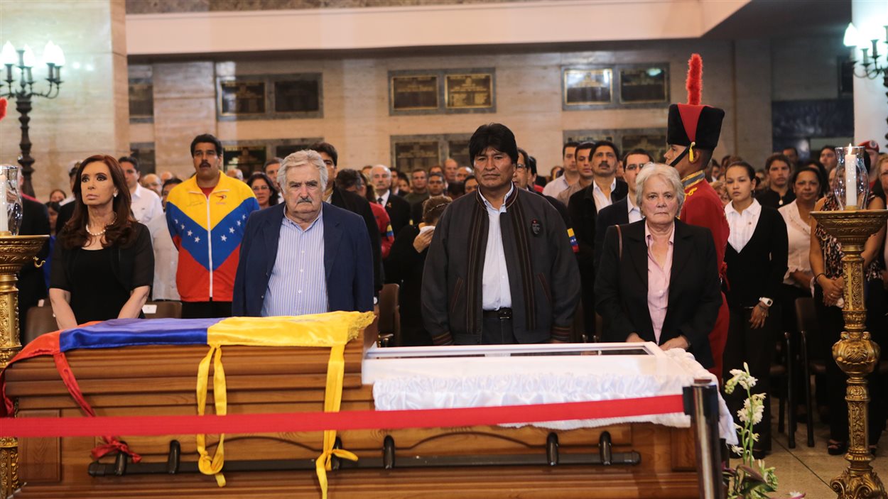 De gauche à droite: La présidente de l'Argentine Cristina Kirchner, le président uruguayen Jose Mujica, le président bolivien Evo Morales et la première dame de l'Uruguay Lucia Topolansky rendent hommage à Hugo Chavez.