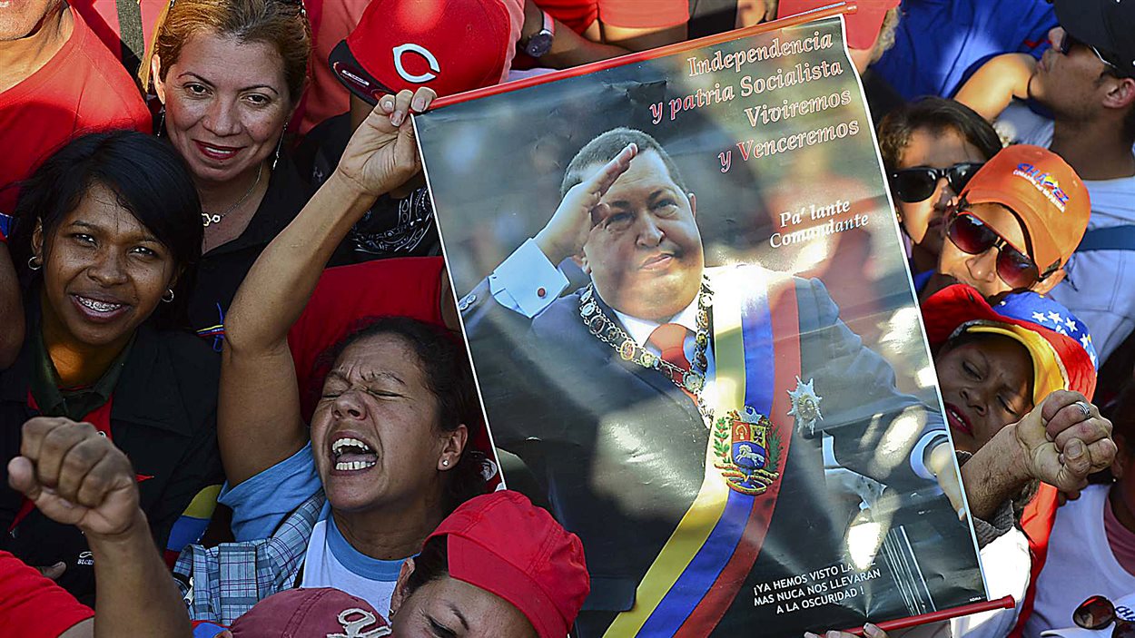 Des Vénézuéliens attendent les funérailles d'Hugo Chavez.
