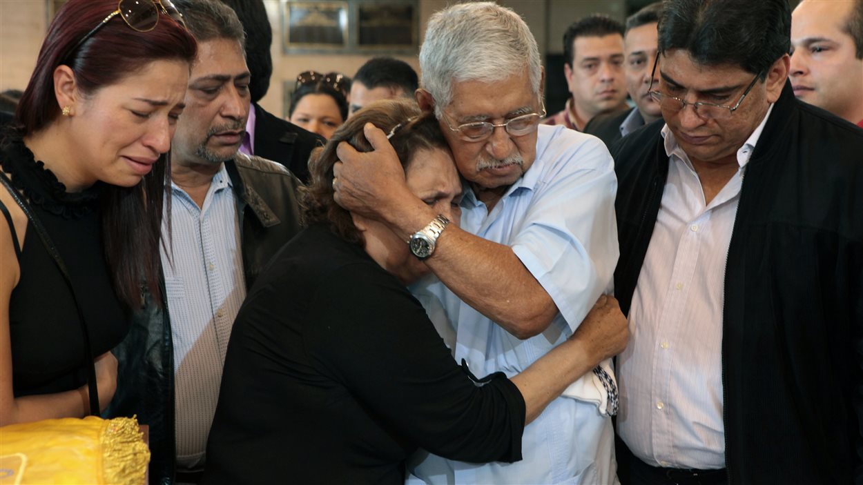 Les parents d'Hugo Chavez pleurent leur fils.
