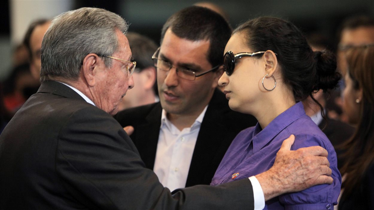 Raul Castro parle à la fille d'Hugo Chavez et à son mari.