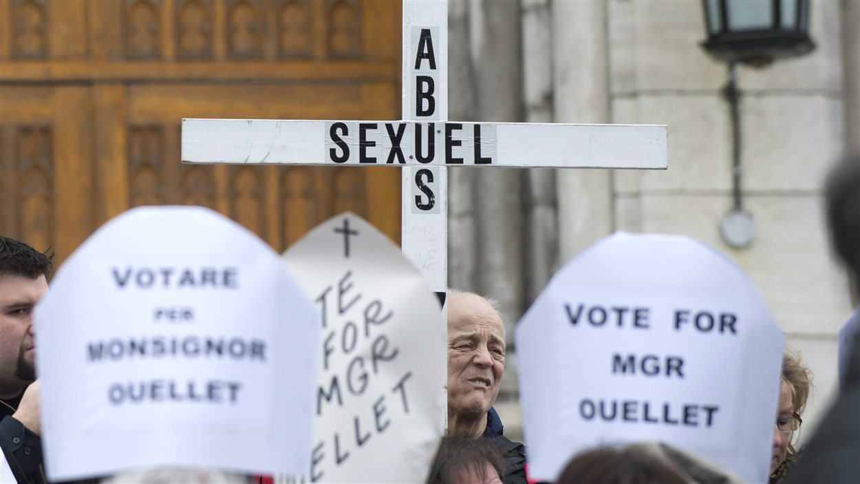 Les membres de l’Association des victimes de prêtres pédophiles manifestent devant l’Église Saint-Viateur d’Outremont.