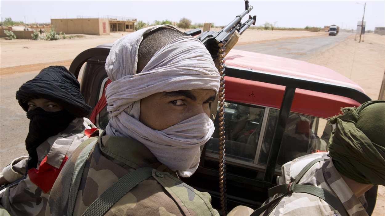 Des soldats maliens patrouillent à Gao