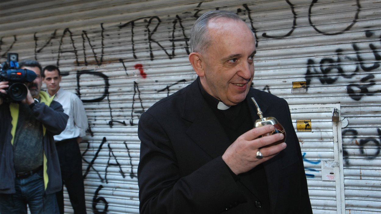 Le cardinal Bergoglio buvant une boisson locale à Buenos Aires, en Argentine, le 3 mars 2013