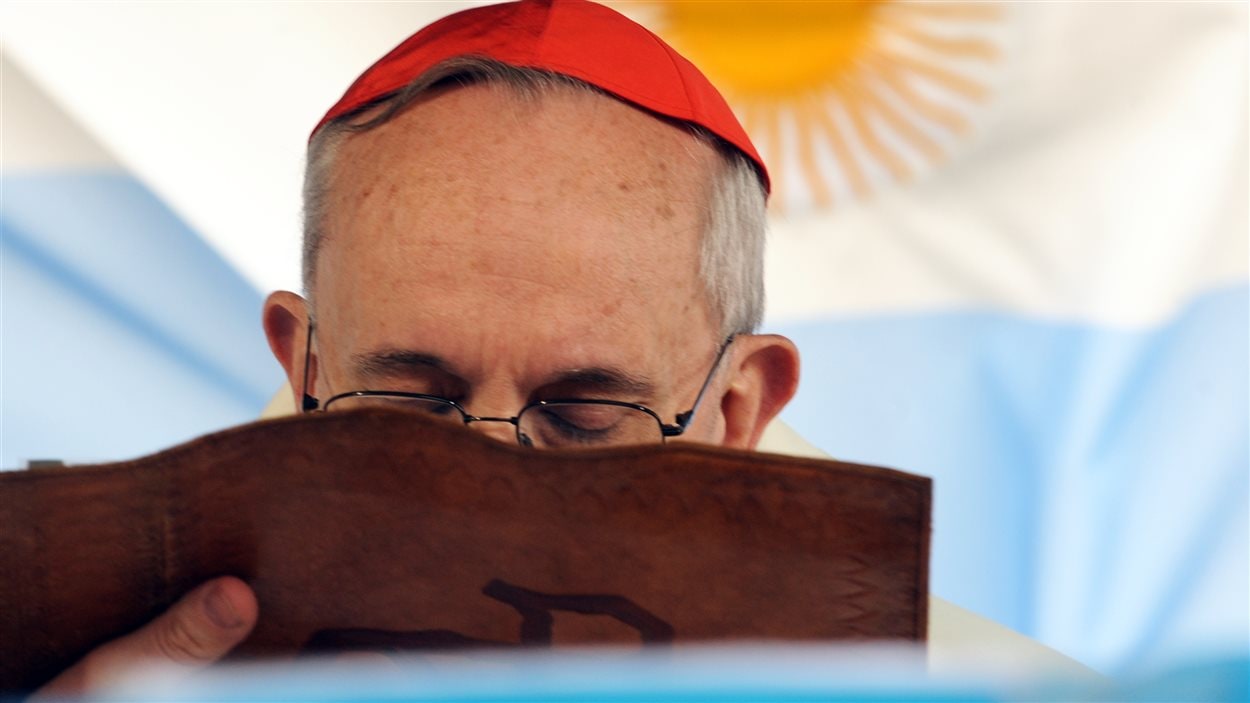 Le cardinal Bergoglio prononce une homélie à l'église San Cayetano, à Buenos Aires en 2009.