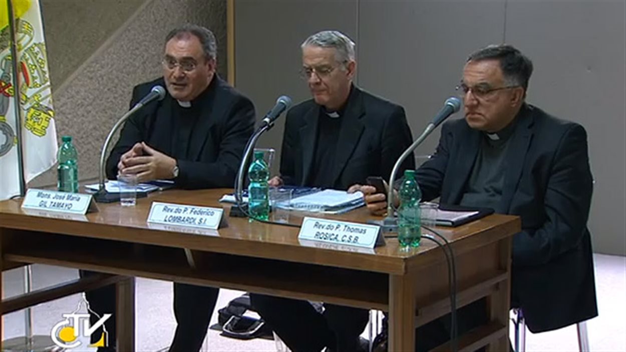 Les porte-parole du Vatican en conférence de presse vendredi.
