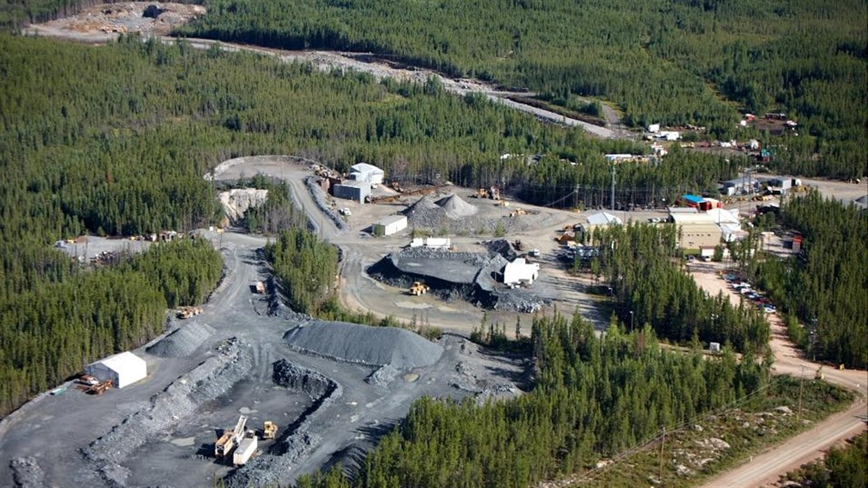 Vue aérienne du gisement Chisel North de l'entreprise minière Hudson Bay Mining and Smelting près de Snow Lake au Manitoba