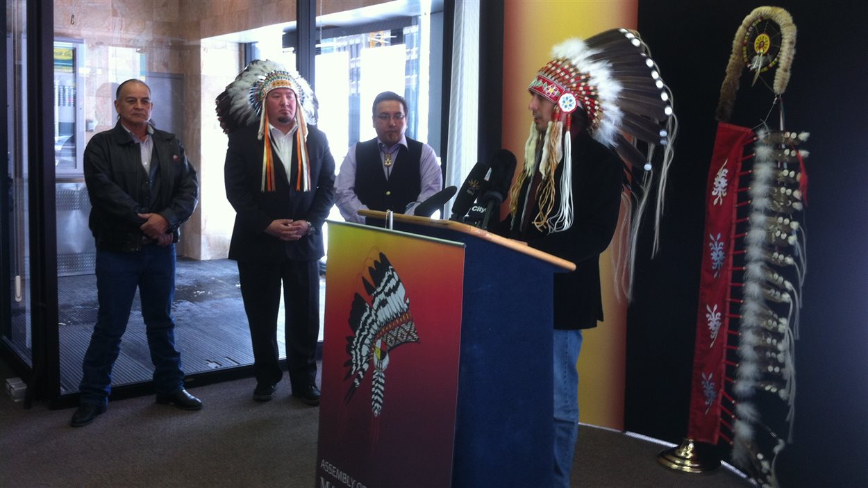 Le chef de la nation crie Mathias Colomb, Arlen Dumas, prend la parole lors d'une conférence de presse à Winnipeg, le 18 mars 2013.