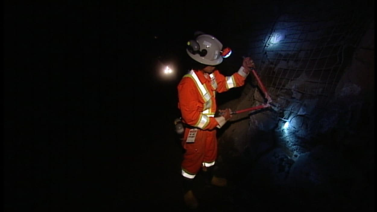 Un mineur travaille dans la mine Minto, au Yukon, en 2013.