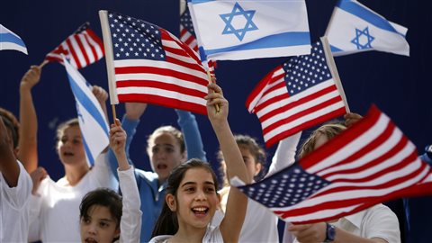 Des enfants israéliens se préparent à accueillir le président Barack Obama. 