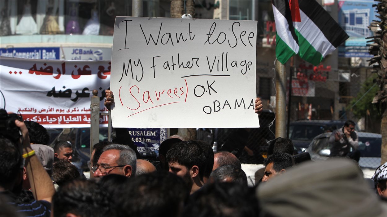 « Je veux voir le village de mon père, d'accord Obama », peut-on lire sur une affiche d'un manifestant palestinien.