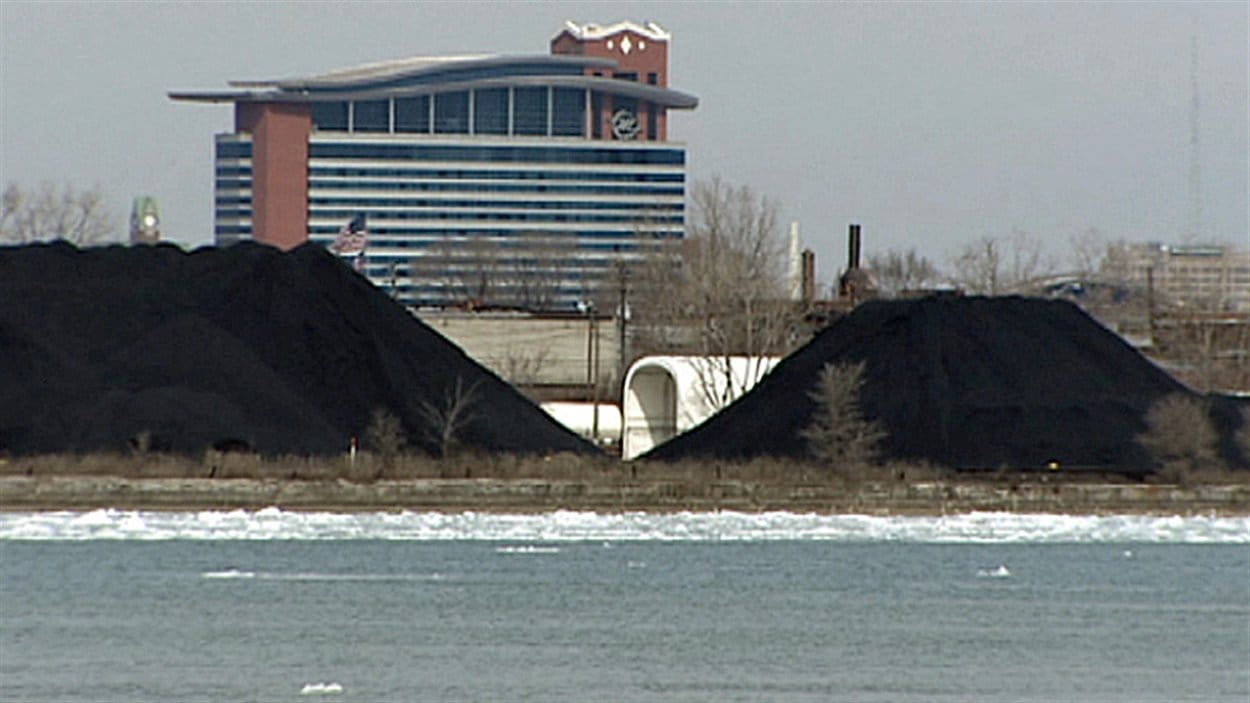 L'entreposage de coke du côté américain de la rivière Détroit suscite la controverse à Windsor.
