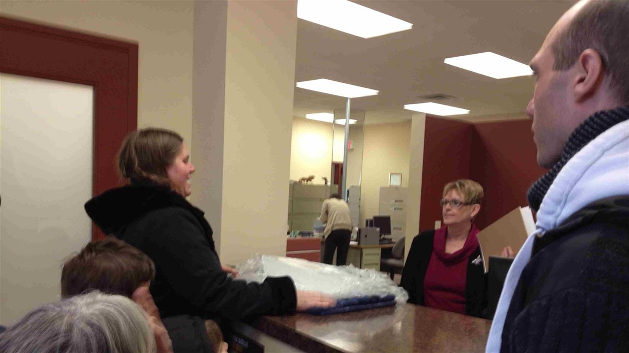 es représentants se sont rendus aux bureaux de leurs députés provinciaux pour y déposer des blocs de glace contenant 10,25 $.