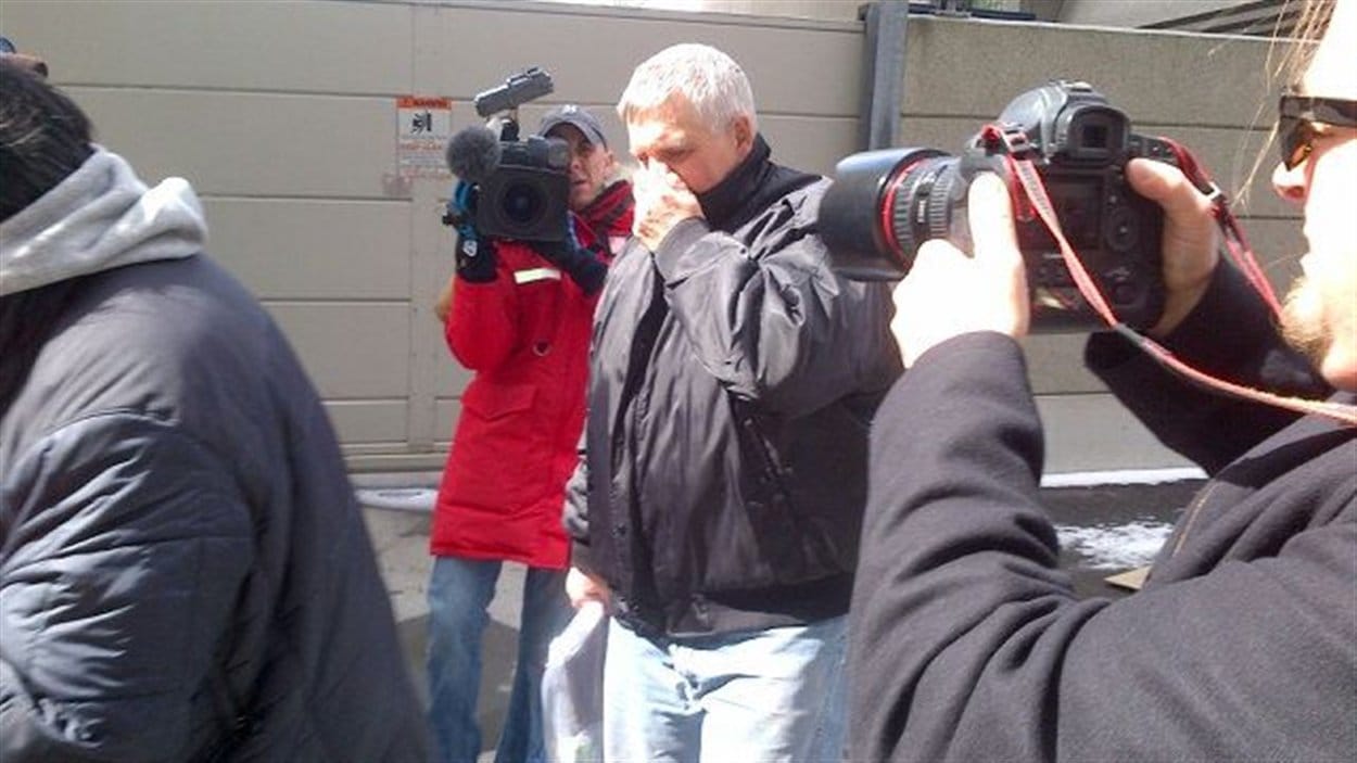 Gordon Stuckless à sa sortie d'un poste de police de Toronto