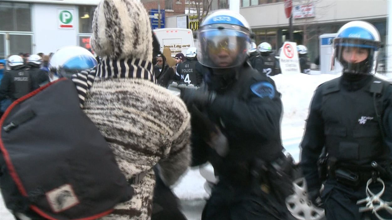 Un manifestant dans une altercation avec les policiers, lors de la manifestation du 22 mars 2013