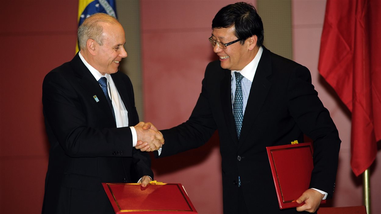 Les ministres des Finances de la Chine, Lou Jiwei, à droite, et du Brésil, Guido Mantega, à Durban