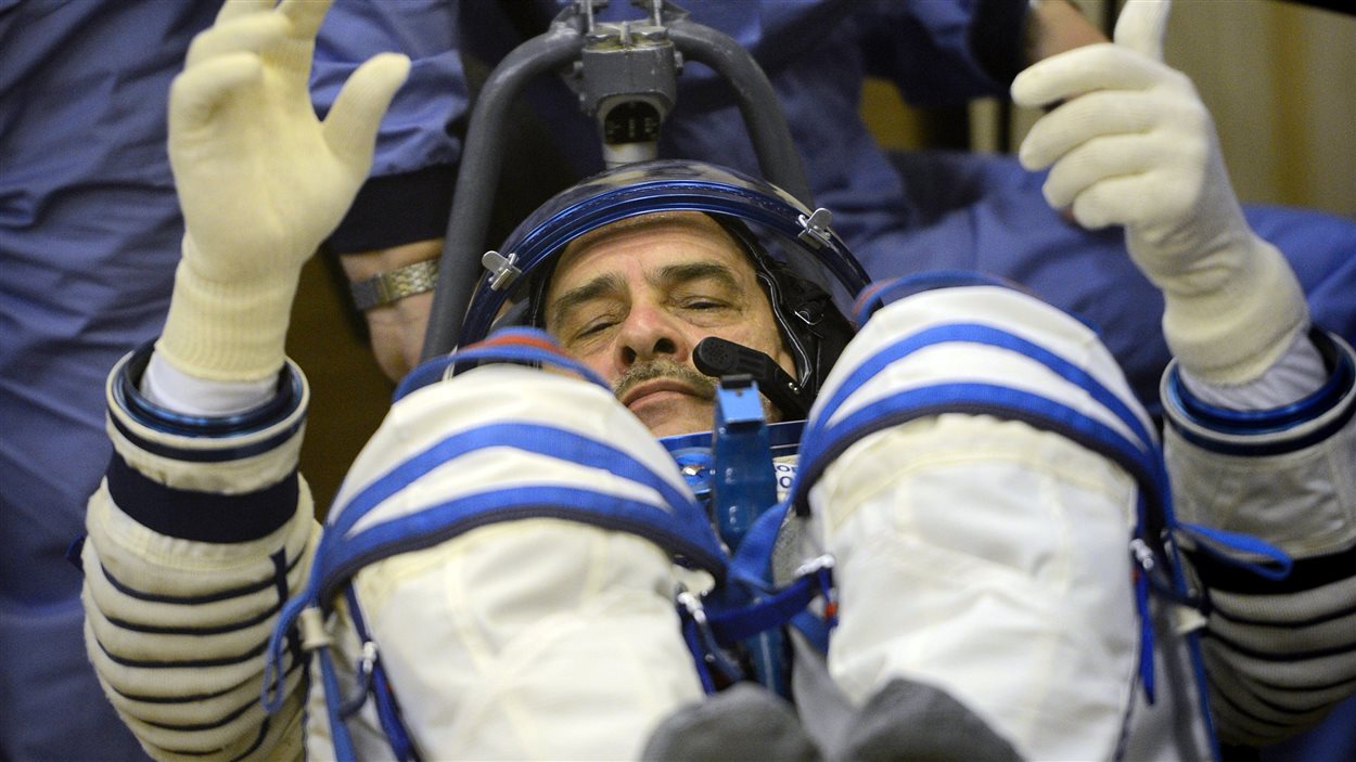 Le cosmonaute Pavel Vinogradov essaie son habit avant le départ de la capsule Soyouz.