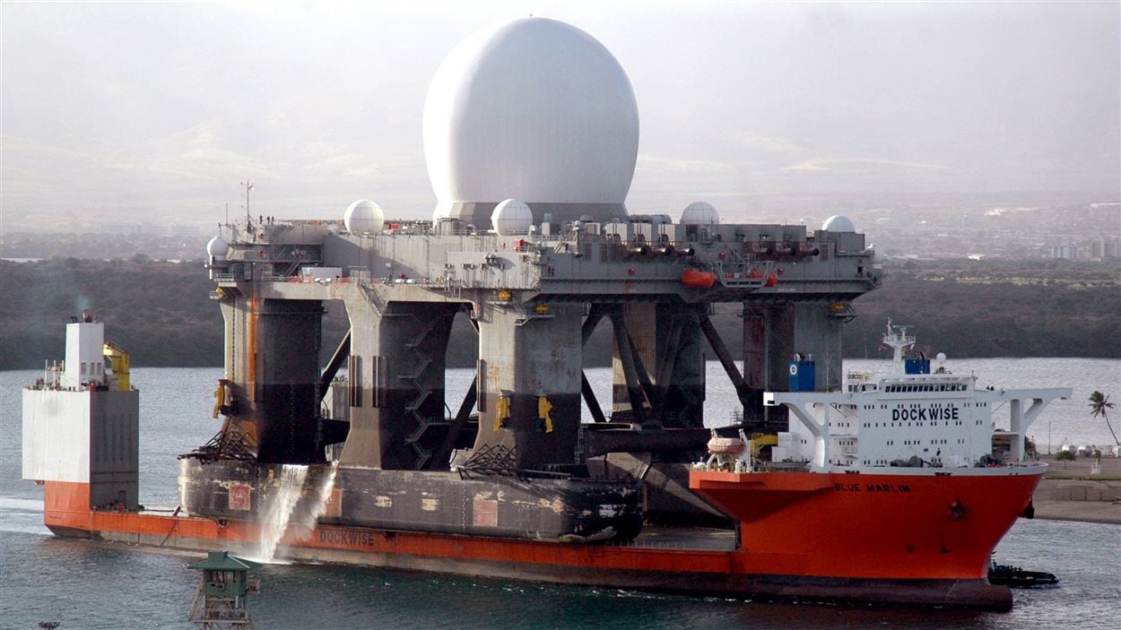 Une plateforme semi-submersible transportant un radar américain capable de détecter les missiles balistiques rentre à Pearl Harbor en 2006 pour une opération d’entretien de routine.
