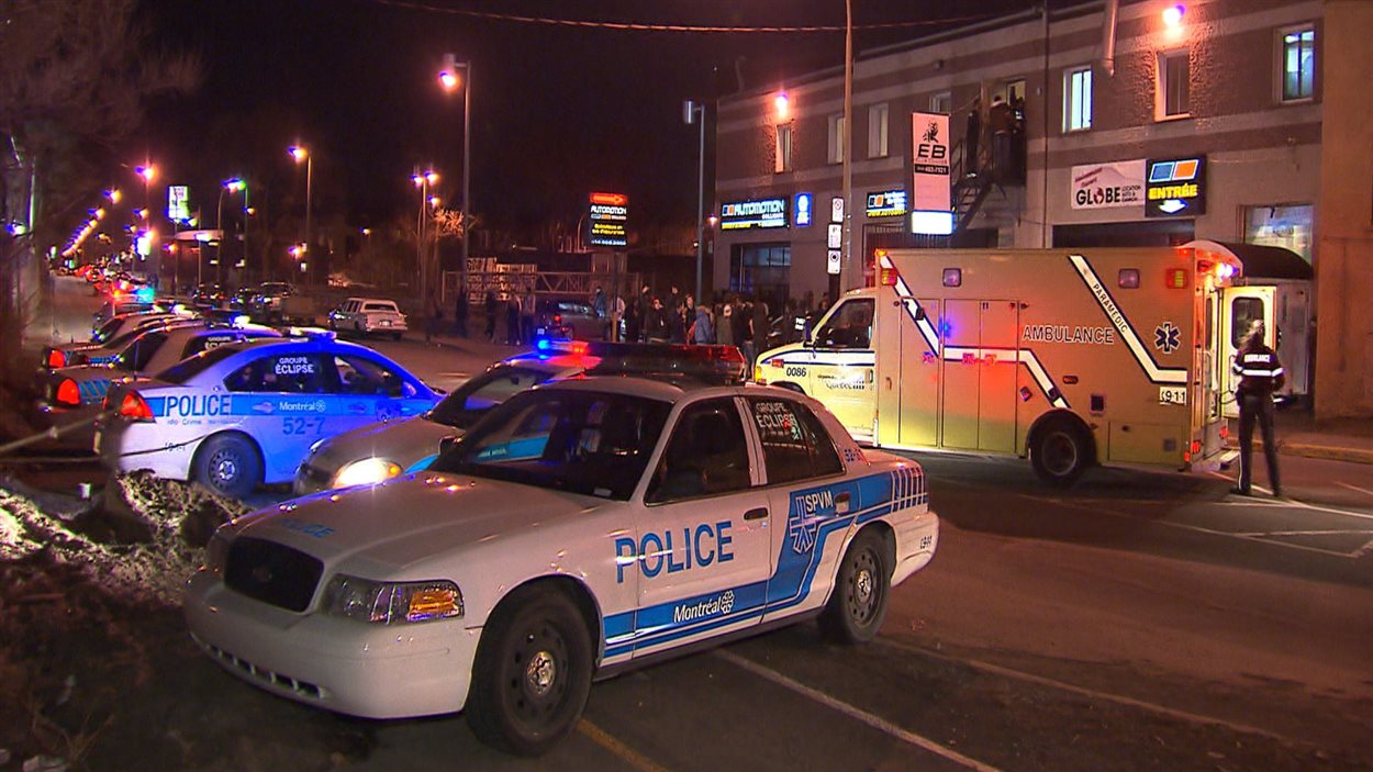 La police enquête sur une agression au couteau dans l'arrondissement Côte-des-Neiges-Notre-Dame-de-Grâce, à Montréal, le 3 avril 2013.