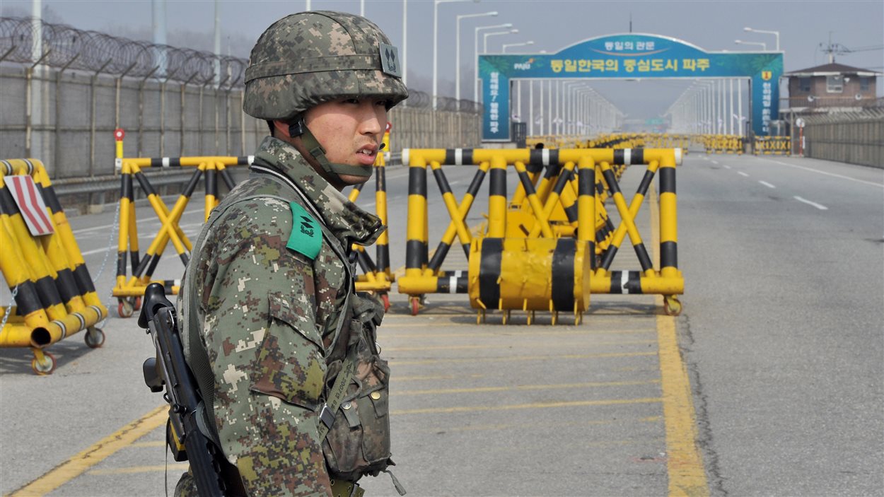 Un soldat sud-coréen devant une route qui mène à la zone démilitarisée entre les deux Corées, le 3 avril 2013