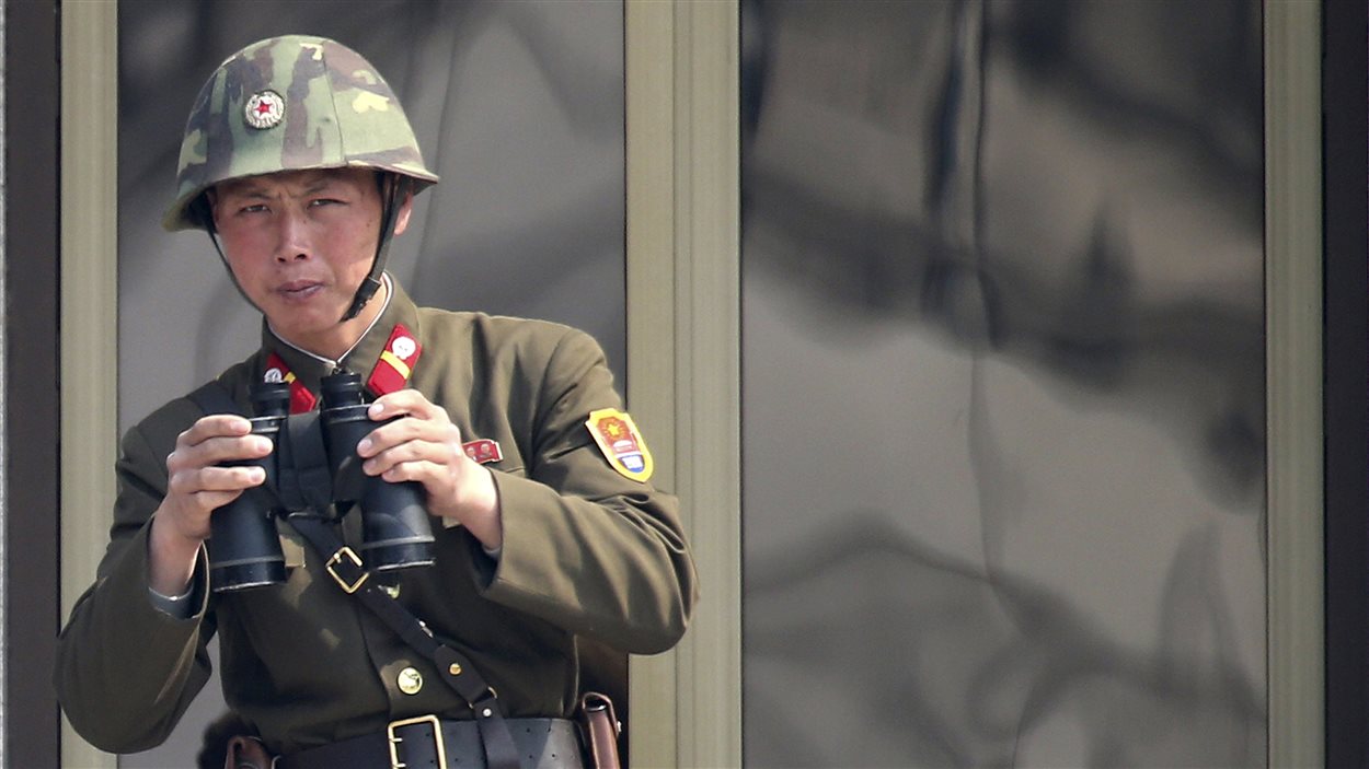 Un soldat nord-coréen regarde du côté sud-coréen dans le village frontalier de Panmunjom, dans une zone démilitarisée de la Corée du Sud.