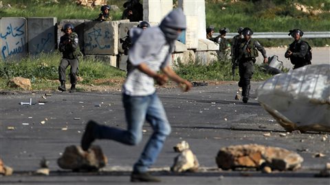 À Ramallah, les manifestants palestiniens et l'armée israélienne s'affrontent. Les violences se poursuivent après la mort d'un détenu palestinien dans une prison israélienne