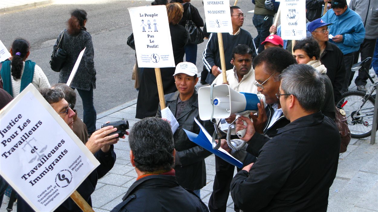 Des travailleurs du textile manifestent devant la Commission des relations du travail. (archives)