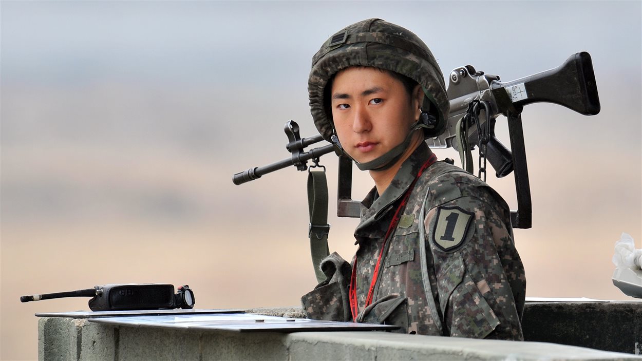 Un soldat sud-coréen dans la zone démilitarisée entre les deux Corées