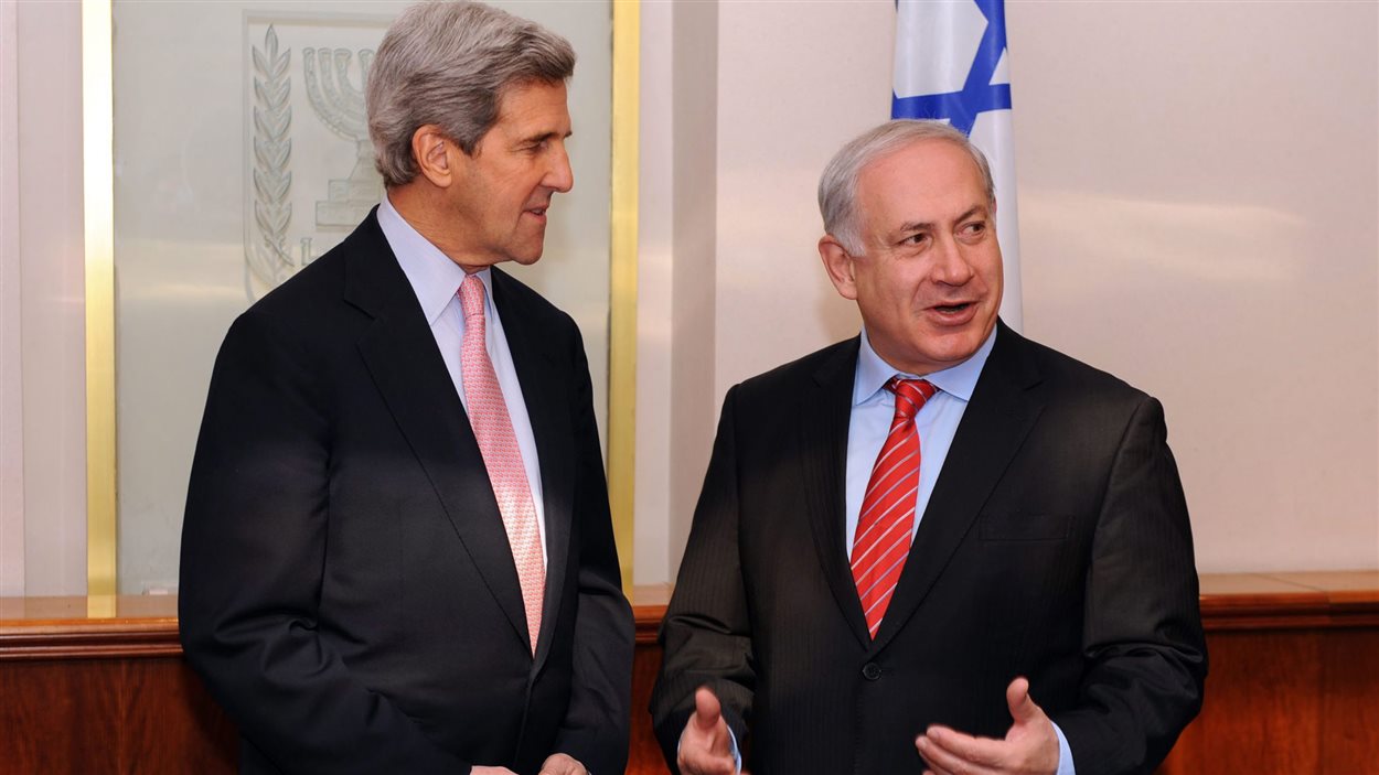 Le premier ministre israélien Benyamin Netanyahou avec le secrétaire d'État américain John Kerry - photo d'archives du 1er mars 2010