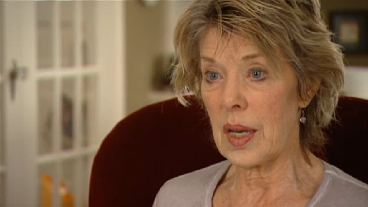 Susan Griffiths accorde une entrevue à la caméra de Radio-Canada dans sa résidence de Winnipeg, juste avant son départ pour la Suisse, le 5 avril 2013.