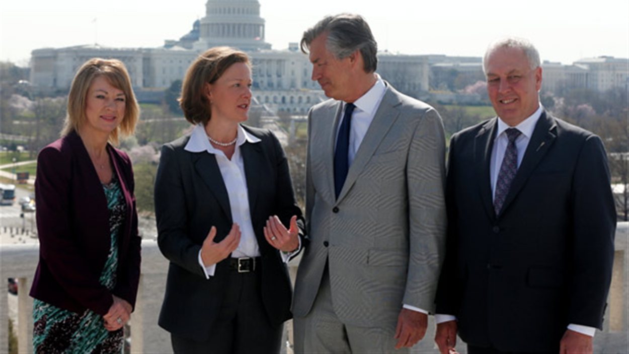 La première ministre de l'Alberta, Alison Redford, a rencontré l'ambassadeur du Canada, Gary Doer, (deuxième à partir de la droite) à Washington mardi. Elle était accompagnée de la ministre albertaine de l'Environnement, Diana McQueen, et du ministre albertain des Relations internationales et intergouvernementales, Cal Dallas.