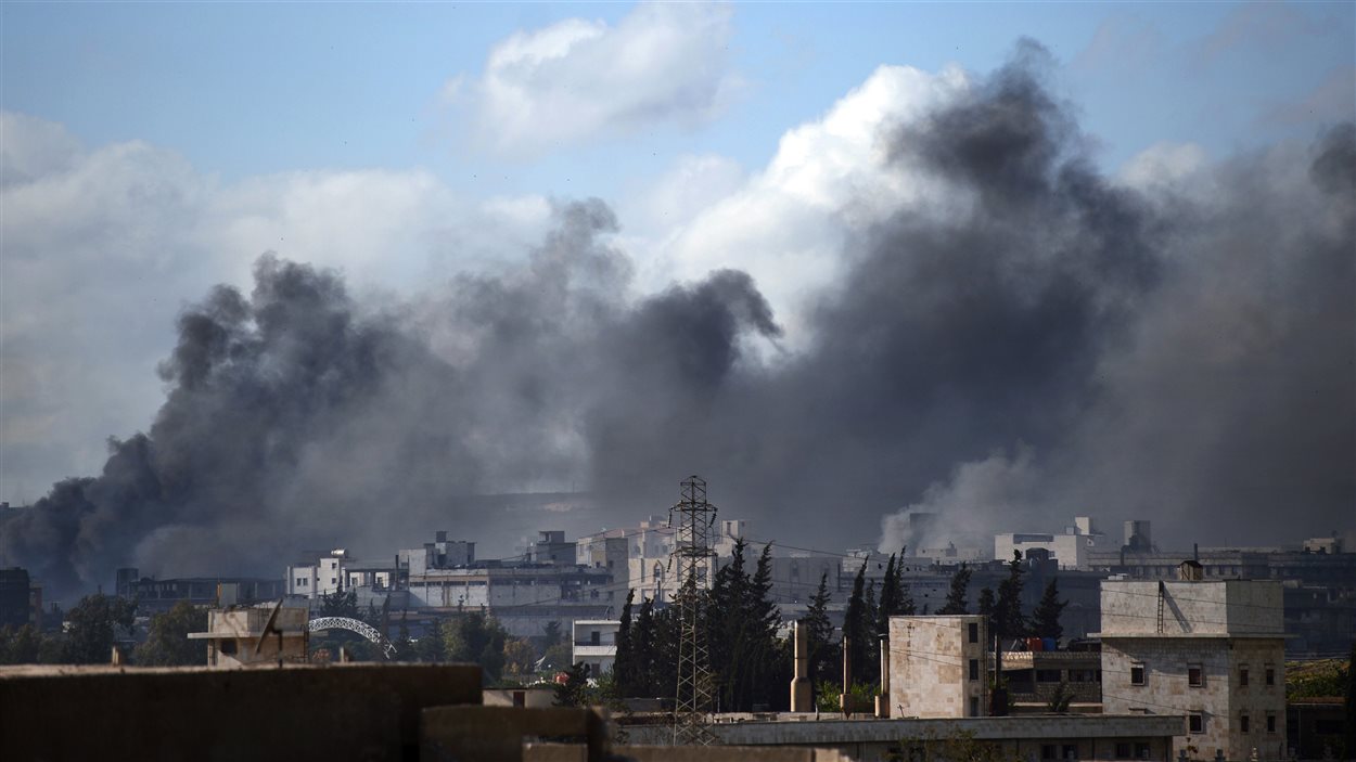De la fumée s’élève au-dessus d’Alep après des combats entre les rebelles et l’armée syrienne, le 10 avril.