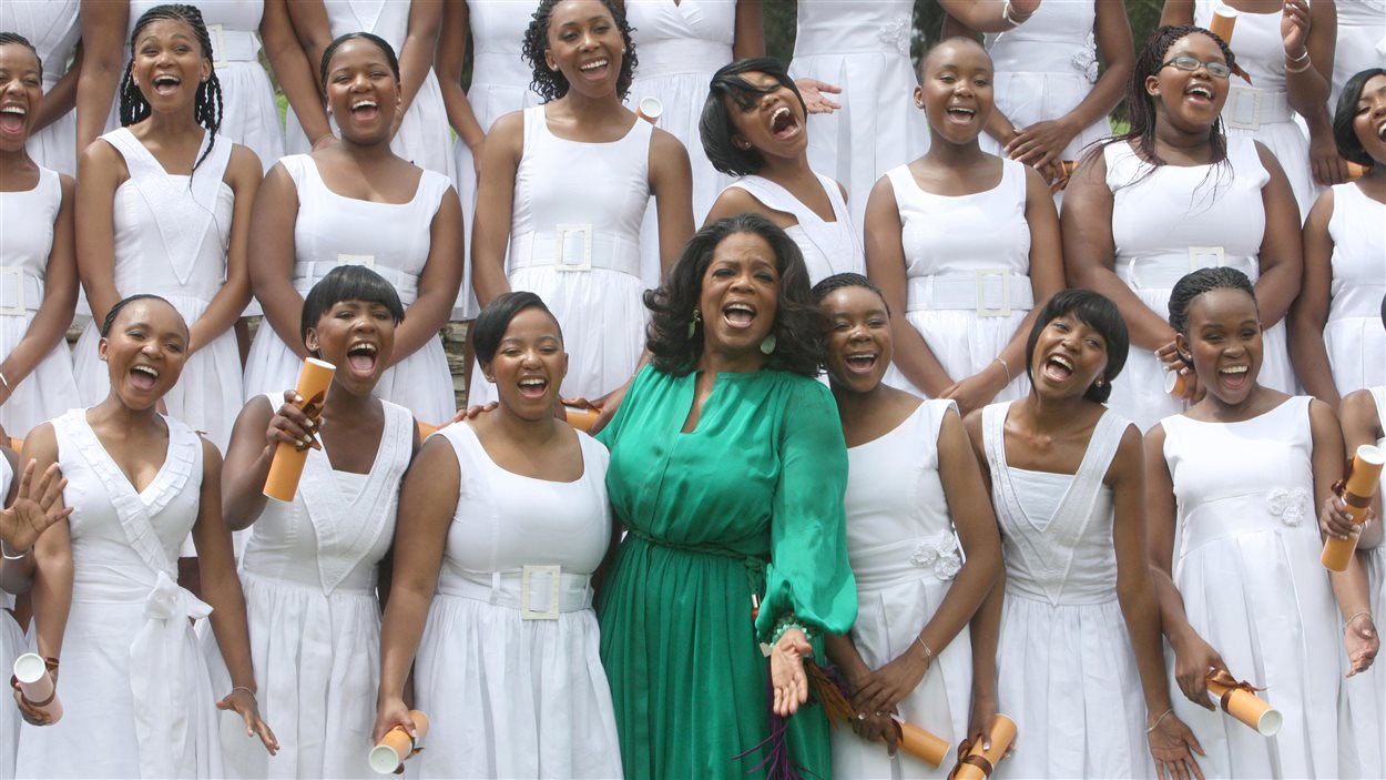 Oprah Winfrey en compagnie des premières diplômées de l'école qu'elle a fondée en Afrique du Sud.