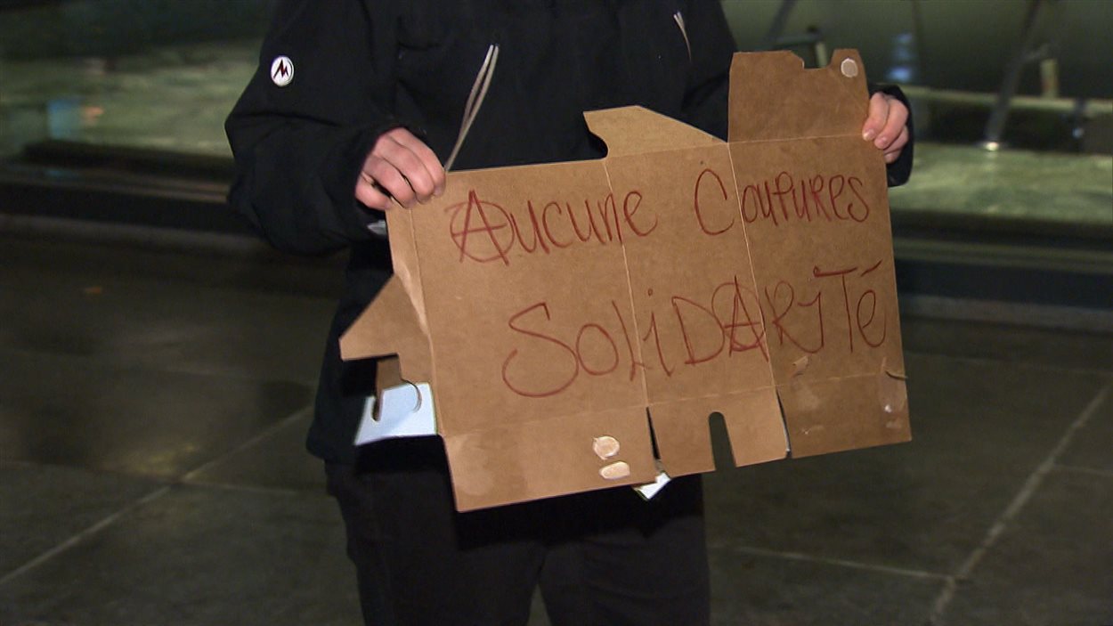 Les manifestants protestent contre la réforme de l'aide sociale