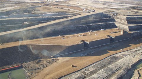 La mine actuelle Jackpine de Shell dans les sables bitumineux au nord de Fort McMurray en Alberta.