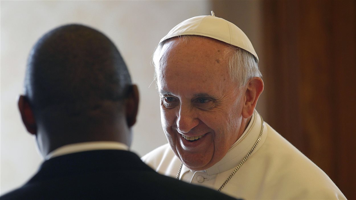 Le pape François en compagnie du premier ministre du Mozambique le 11 avril 2013
