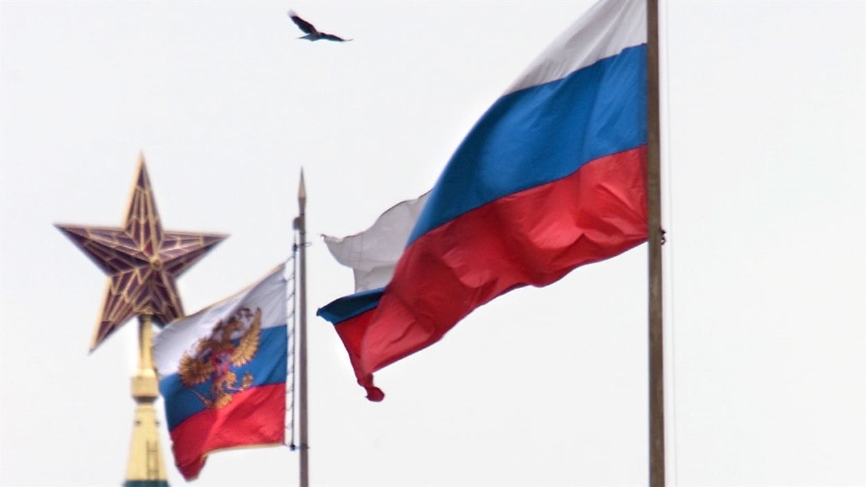Le drapeau russe flottant au-dessus du Kremlin, à Moscou
