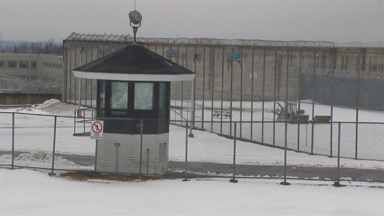 Un Prisonnier Enflamme Sa Cellule Au Centre De D Tention De Qu Bec   130414 W81ar Prison Quebec Sn1250 