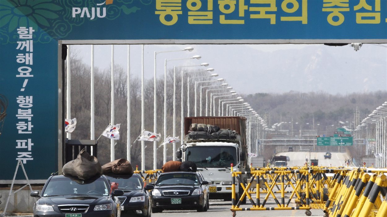 Des voitures sud-coréennes traversent le pont de l'Unification, près de Paju, en provenance du complexe industriel Kaesong.