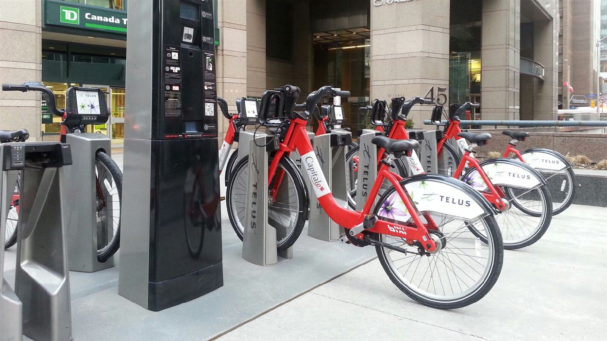 Les vélos en libre-service sont notamment apparus au coin des rues O'Connor et Queen au centre-ville d'Ottawa.