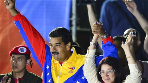 Nicolas Maduro célébre sa victoire devant ses partisans, en compagnie de son épouse, Cilia Flores.